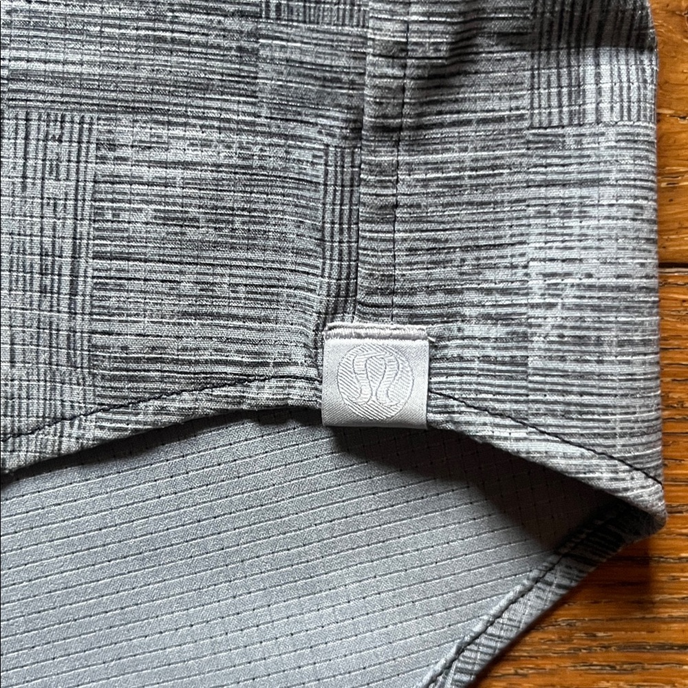 lululemon athletica Men's Textured Gray Button Down Shirt - Picture 4 of 4